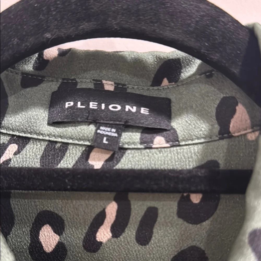 ! EUC Pleione Satin Green Leopard Print Button Front Blouse w Front Flap Pocket! - Picture 2 of 7